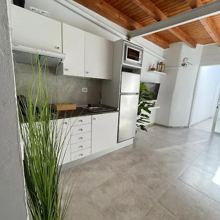 Elena Лахарес